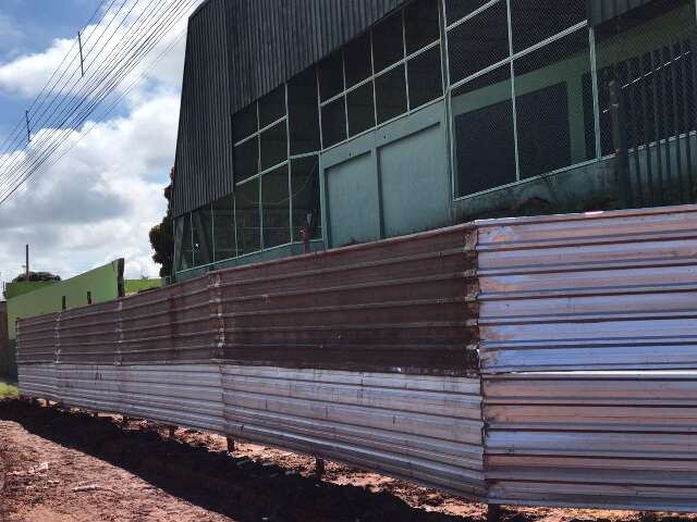 Muro ca&iacute;do pela 3&ordf; vez segue destru&iacute;do e secretaria coloca tapumes tempor&aacute;rios