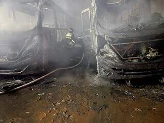 Veículos destruídos após incêndio em garagem. (Foto: Divulgação / Bombeiros MS)