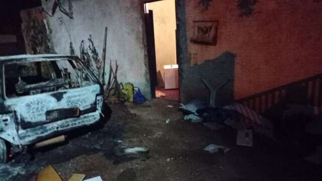 Mulher &eacute; agredida pelo ex-marido, socorrida sangrando e com carros pegando fogo
