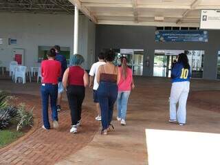 Estudantes da UEMS caminham pelos corredores da universidade nesta manhã, em Campo Grande. (Foto: Cleber Gellio)