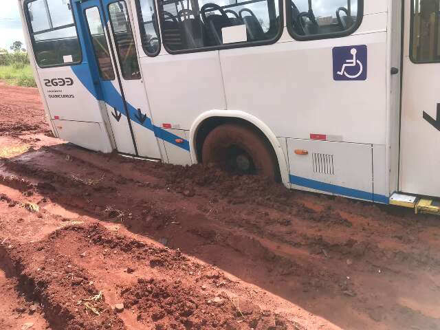 Temporal deixou muito barro, transtorno e at&eacute; &ocirc;nibus atolado no Bom Retiro