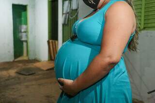 Mulher gestante exibe barriga de 8 meses. (Foto: Paulo Francis)