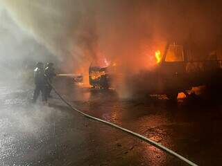 Bombeiros durante trabalho de combate às chamas. (Foto: Divulgação / Bombeiros MS)