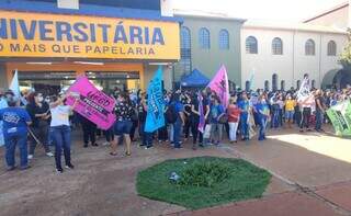 Professores em greve durante ato no centro de Dourados, nesta segunda. (Foto: Divulgação)