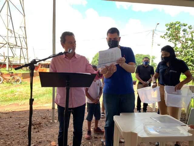 &ldquo;Alegria maior do mundo&rdquo;, diz moradora do &quot;Alphavela&quot; contemplada com lote