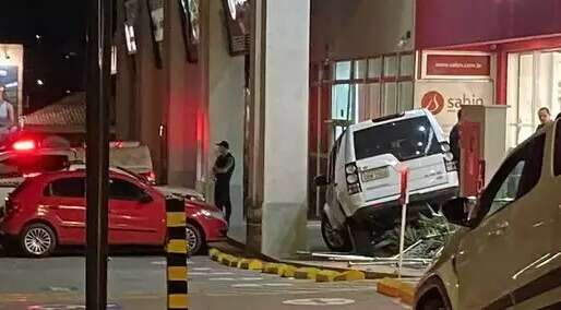 Crian&ccedil;a atropelada em farm&aacute;cia por carro de luxo recebe alta hospitalar 