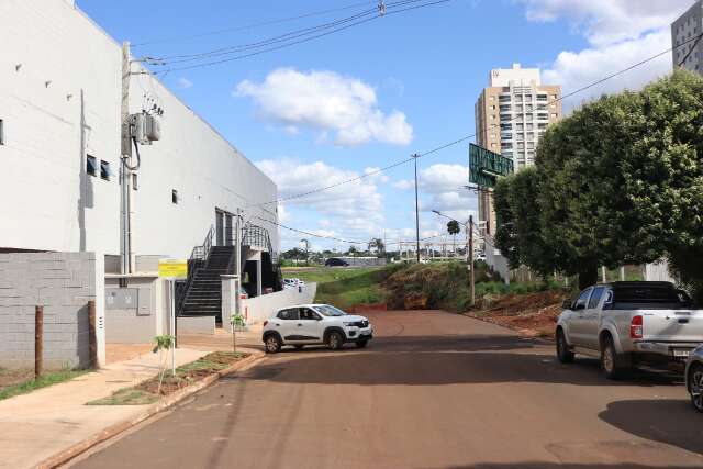 Prefeitura vistoria trecho em que carro ficou submerso e limpa tubula&ccedil;&otilde;es 