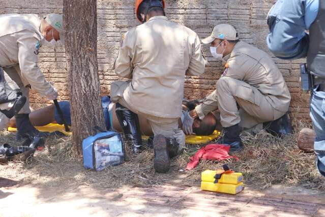 Rapaz perde controle de moto e bate em muro no Jardim Leblon