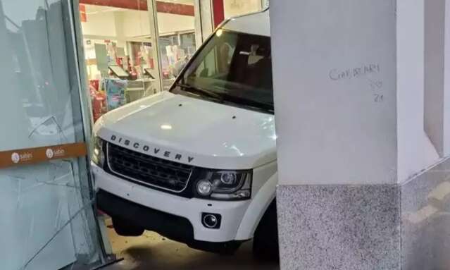 Crian&ccedil;a de 2 anos ficou prensada em acidente envolvendo carro de luxo 
