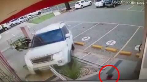 Vídeo mostra o momento em que Land Rover invade farmácia e atinge criança 