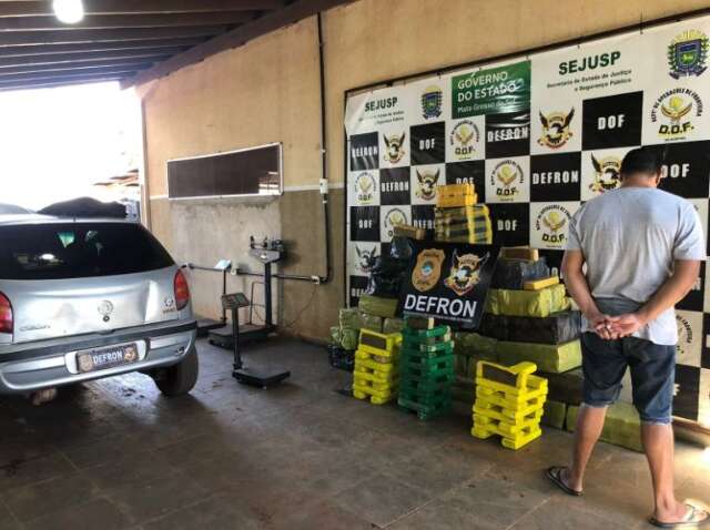 Traficante tenta fugir a p&eacute;, mas &eacute; preso com mais de meia tonelada de maconha 
