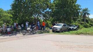 Manifestantes vigiam entrada embaixo da sombra de árvores. (Foto: Setlog Pantanal)