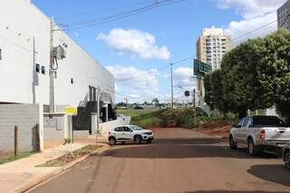 Prefeitura vistoria trecho em que carro ficou submerso e limpa tubula&ccedil;&otilde;es 