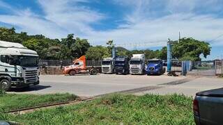 Carretas bloqueiam entrada do Porto Seco. (Foto: Setlog Pantanal)