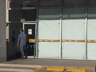 Vidros da fachada da farmácia ficaram trincados  (Foto: Cleber Gellio)