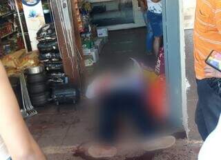 Advogado foi baleado na porta de conveniência, em Pedro Juan Caballero. (Foto: Direto das Ruas)
