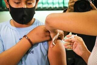 Ministério da Saúde permite vacinação de qualquer pessoa acima dos cinco anos. (Foto: Henrique Kawaminami)