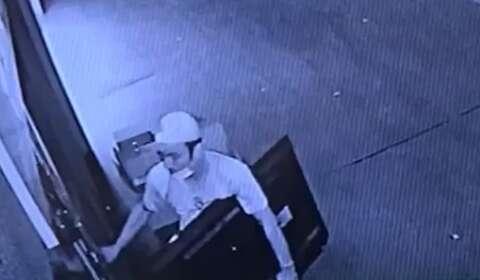 Ladrão abre porta de blindex com chave de fenda e furta eletrônicos 