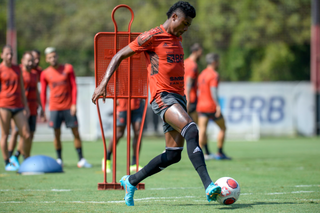 Atacante Bruno Henrique domina a bola em treino no Flamengo. (Foto: Divulgação)