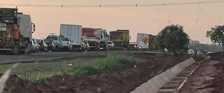 Carreta tomba e deixa tr&acirc;nsito lento na BR-163