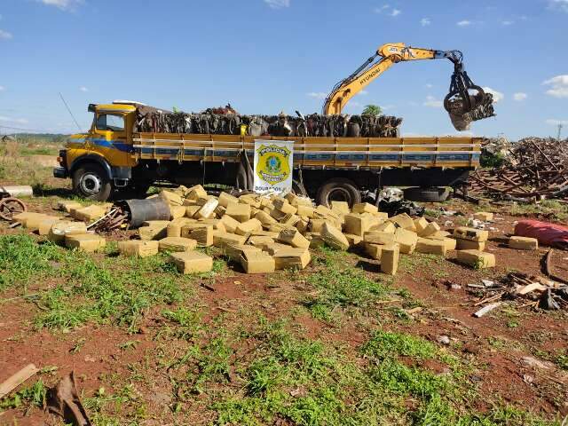 Caminh&atilde;o de sucata parado na fronteira escondia 3,1 toneladas de maconha