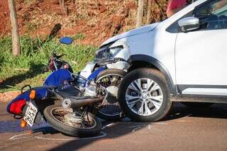 Roda de motocicleta ficou presa na roda do veículo em colisão. (Foto: Henrique Kawaminami)