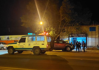 Ambulância em frente à sede da Polícia Nacional após ser atacada a tiros. (Foto: ABC Color)