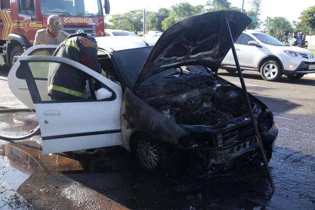 Parado em sem&aacute;foro, carro pega fogo e tumultua tr&acirc;nsito na Duque de Caxias
