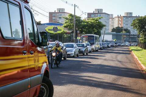 Acidente entre moto e carro congestiona Avenida Três Barras