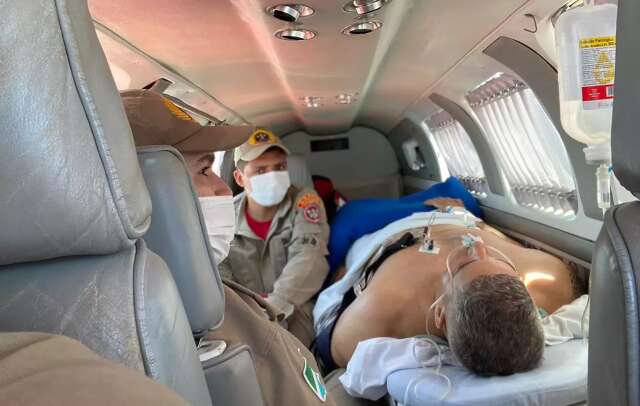 M&eacute;dicos avaliam perna esquerda de PM que j&aacute; perdeu a direita com tiro de fuzil