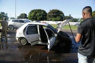 Parado em sem&aacute;foro, carro pega fogo e tumultua tr&acirc;nsito na Duque de Caxias