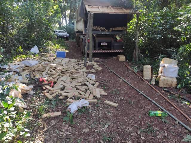 Pol&iacute;cia encontra carreta com maconha e caminhonetes abandonadas