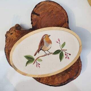 Além dos bichinhos, ela também faz bordados delicados de pássaros.  (Foto: Arquivo Pessoal)