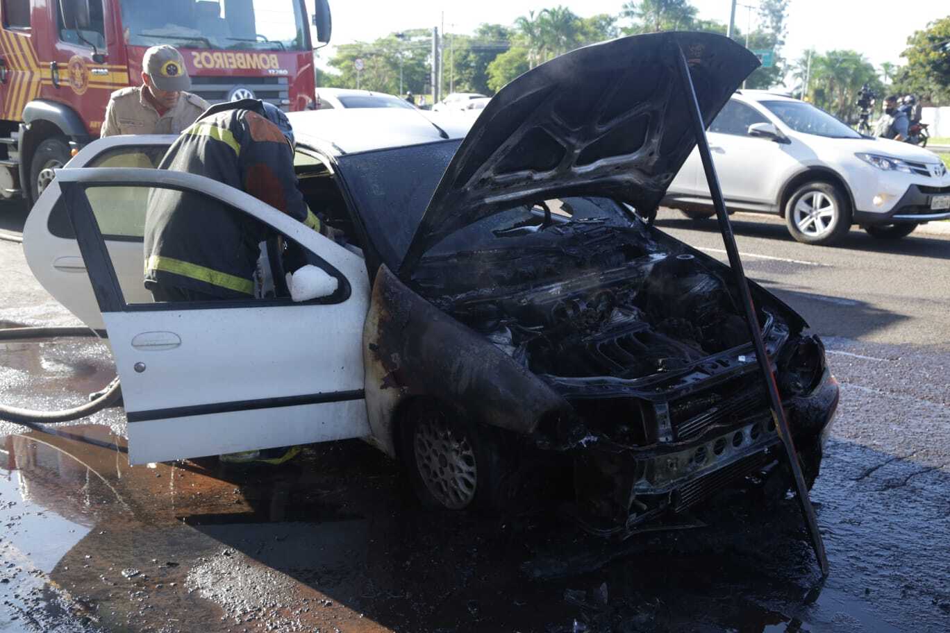 VÍDEO: Carro pega fogo no centro de Caxias do Sul