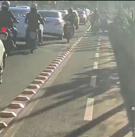 Ciclistas disputam ciclovia com motociclistas na Avenida dos Cafezais