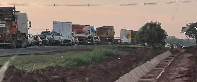 Carreta tomba e deixa tr&acirc;nsito lento na BR-163