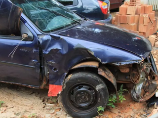 Carro envolvido no acidente ficou com a frente destruída (Foto: arquivo / Campo Grande News) 