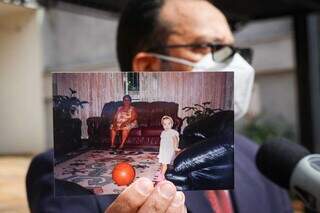 Como prova de mistura étnica, advogado mostra foto da bisavó de José. (Foto: Henrique Kawaminami)