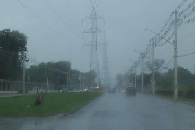 Chove na Avenida Guaicurus e na regi&atilde;o central de Campo Grande