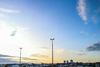 Céu da Capital com poucas nuvens no início da manhã desta quinta-feira. (Foto: Henrique Kawaminami)