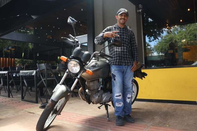 Vaquinha de clientes de bar ajudou e Paraíba comprou moto nova