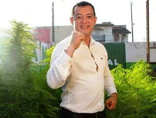 Sandro Sánchez, o “Doutor Cannabis”, ao lado de pés de maconha (Foto: Divulgação)