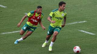 Rony e Marcos Rocha durante atividade com bola no Palmeiras. (Foto: Divulgação)
