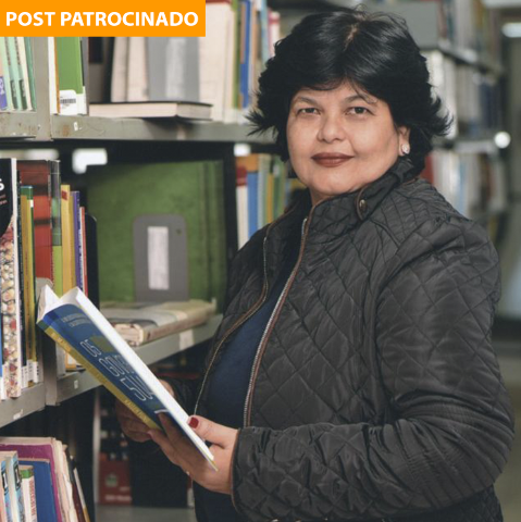 Durante palestra, professora realiza lançamento de livro sobre educação