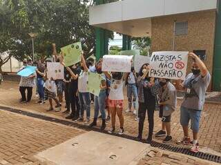 Protesto de estudantes do IFMS após caso de racismo e fascismo. (Foto: Guilherme Correia)