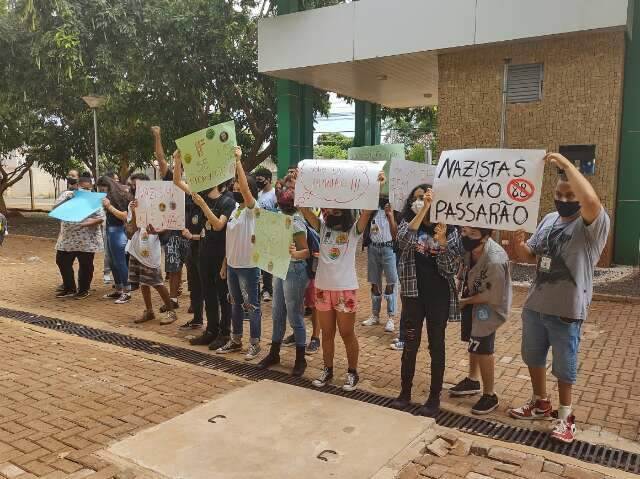 Estudantes do IFMS fazem protesto contra discurso de &oacute;dio e amea&ccedil;a de morte