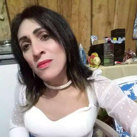 Agredida a pauladas, Claudinha &eacute; v&iacute;tima de homofobia e descaso, relata sobrinha