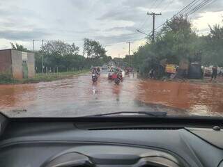 Rua Barnabé Honório da Silva alagada após a chuva. (Foto: Direto das Ruas)