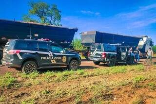 Viaturas na rodovia durante prisão de trio. (Foto: Divulgação / PCMS)