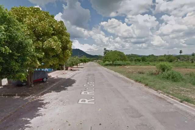 Homem &eacute; esfaqueado tr&ecirc;s vezes nas costas durante briga e morre na rua
